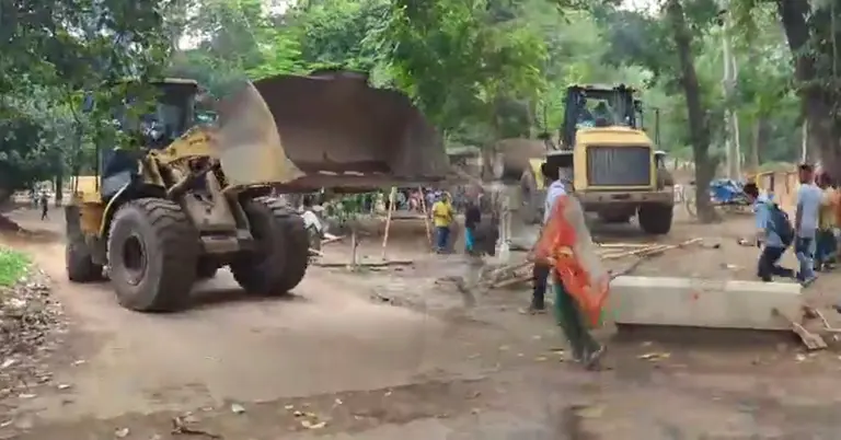 সোহরাওয়ার্দীতে বুলডোজারের মাধ্যমে অবৈধ স্থাপনা ভাঙা হচ্ছে